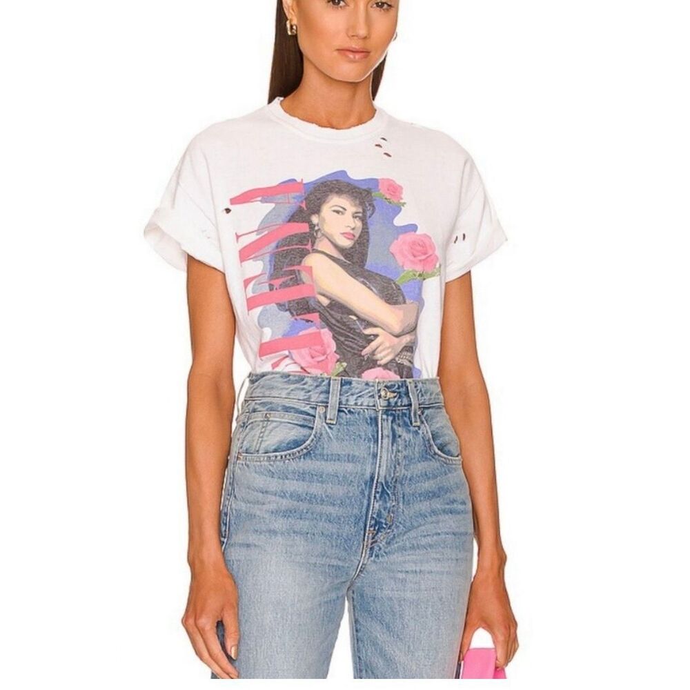 Junk Food Clothing distressed Selena com la flor tshirt large